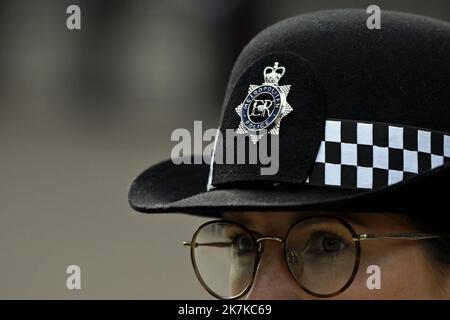 ©PHOTOPQR/L'EST REPUBLICAIN/ALEXANDRE MARCHI ; LONDRES ; 19/09/2022 ; SOCIETE - ROYAUTE - MONARCHIE BRITANNIQUE - FUNERAILLES D'EAT DE SA MAJESTE LA REINE ELISABETH II D'ANGLETERRE - DIE STAATLICHE BEERDIGUNG IHRER MAJESTÄT KÖNIGIN ELIZABETH II - POLIZEI - BOBBY. Londres 19 Septembre 2022. ER 'Elizabeth Regina' sur le casque d'une femme policier lors des funérailles d'Etat de sa majesté la reine Elisabeth II. FOTO Alexandre MARCHI. Stockfoto