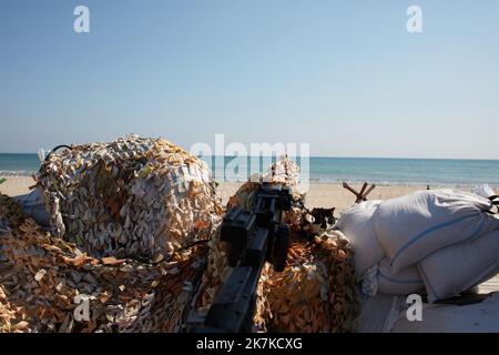 ©Thibault Savary / Le Pictorium/MAXPPP - Odessa 26/03/2022 Thibault Savary / Le Pictorium - 26/3/2022 - Ukraine / Odessa - Armes lourdes, sacs de sable et Mines disponses sur la Plage pour prevenir de toute Intrusion. / 26/3/2022 - Ukraine / Odessa - vor dem Ufer werden schwere Waffen, Sandsäcke und Minen aufgestellt, um Eindringlinge abzuwehren. Stockfoto