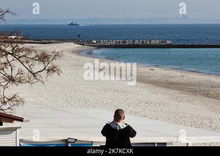 ©Thibault Savary / Le Pictorium/MAXPPP - Odessa 26/03/2022 Thibault Savary / Le Pictorium - 26/3/2022 - Ukraine / Odessa - UN navire de guerre Ukraine patrouille en face de la ville dans le but de chasser toute menace, Parfois en tirant en direction d'un navire non identifie ou Battant Pavillon Russe. / 26/3/2022 - Ukraine / Odessa - ein ukrainisches Kriegsschiff patrouilliert vor der Stadt, um Bedrohungen zu verjagen und zu vertreiben, manchmal durch einen Anstoß auf jedes nicht identifizierte Schiff oder mit russischer Flagge. Stockfoto