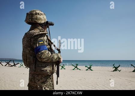 ©Thibault Savary / Le Pictorium/MAXPPP - Odessa 26/03/2022 Thibault Savary / Le Pictorium - 26/3/2022 - Ukraine / Odessa - UN soldat des forces Ukrainiennes en train de sumpr la mer en quete d'une menace d'Invasion ou d'un mouvement livimentel. La Plage entiere est couverte de barbeles, de Mines et d'Instruments de Surveillance. / 26/3/2022 - Ukraine / Odessa - Ein Soldat der ukrainischen Streitkräfte beobachtet das Meer auf Bedrohungen oder ungewöhnliche Bewegungen. Der gesamte Strand ist mit Stacheldrähten, Landminen und Überwachungsgeräten bedeckt. Stockfoto