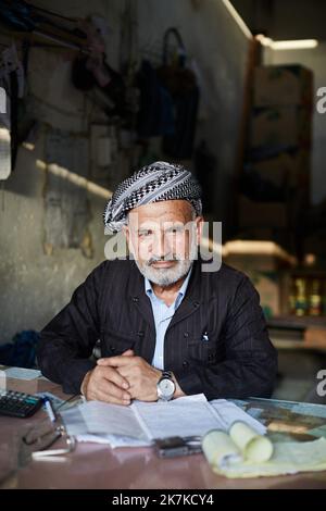 ©Thibault Savary / Le Pictorium/MAXPPP - Erbil 09/10/2019 Thibault Savary / Le Pictorium - 09/10/2019 - Irak / Kurdistan / Erbil - UN comptable posant pour un Portrait dans le Centre d'Erbil, au Kurdistan Irakien. / 09/10/2019 - Irak / Kurdistan / Erbil - Buchhalter für ein Porträt in Erbil, Irakisch-Kurdistan. Stockfoto