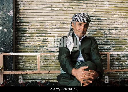 ©Thibault Savary / Le Pictorium/MAXPPP - Erbil 30/10/2019 Thibault Savary / Le Pictorium - 30/10/2019 - Irak / Kurdistan / Erbil - UN homme age, veteran, pose pour un Portrait a Duhok pres de la frontiere Syrienne. / 30/10/2019 - Irak / Kurdistan / Erbil - Ein langgealterter Mann posiert für ein Porträt in Duhok. Stockfoto