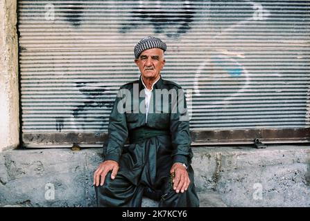 ©Thibault Savary / Le Pictorium/MAXPPP - Erbil 30/10/2019 Thibault Savary / Le Pictorium - 30/10/2019 - Irak / Kurdistan / Erbil - UN homme age, veteran, pose pour un Portrait a Duhok pres de la frontiere Syrienne. / 30/10/2019 - Irak / Kurdistan / Erbil - Ein langgealterter Mann posiert für ein Porträt in Duhok. Stockfoto