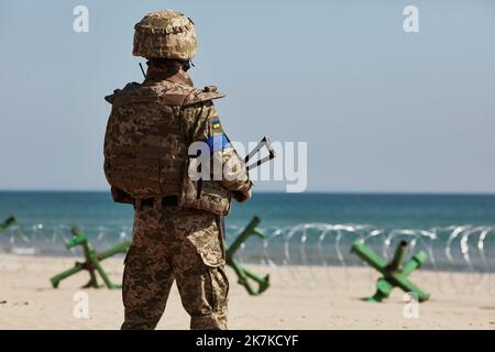 ©Thibault Savary / Le Pictorium/MAXPPP - Odessa 26/03/2022 Thibault Savary / Le Pictorium - 26/3/2022 - Ukraine / Odessa - UN soldat des forces Ukrainiennes en train de sumpr la mer en quete d'une menace d'Invasion ou d'un mouvement livimentel. La Plage entiere est couverte de barbeles, de Mines et d'Instruments de Surveillance. / 26/3/2022 - Ukraine / Odessa - Ein Soldat der ukrainischen Streitkräfte beobachtet das Meer auf Bedrohungen oder ungewöhnliche Bewegungen. Der gesamte Strand ist mit Stacheldrähten, Landminen und Überwachungsgeräten bedeckt. Stockfoto