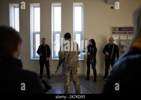 ©Thibault Savary / Le Pictorium/MAXPPP - Odessa 23/03/2022 Thibault Savary / Le Pictorium - 23/3/2022 - Ukraine / Odessa - Pour preparer les civils, les forces Ukrainiennes ont MIS en place des Camps d'entrainement, ou n'importe quel civil peut apprendre le maniement des Armes. On leur enseigne des bases de deverylaument, mouvements avec une arme et tactiques, et comment Charger et nettoyer une arme entre autres connaissances pour se battre. / 23/3/2022 - Ukraine / Odessa - um die Zivilbevölkerung vorzubereiten, schufen die ukrainischen Streitkräfte ein Trainingslager, in dem jeder Zivilukraine lernen kann, wie Stockfoto