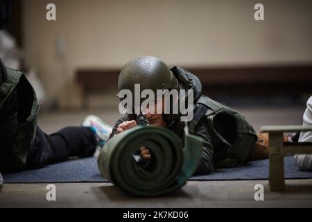 ©Thibault Savary / Le Pictorium/MAXPPP - Odessa 23/03/2022 Thibault Savary / Le Pictorium - 23/3/2022 - Ukraine / Odessa - Pour preparer les civils, les forces Ukrainiennes ont MIS en place des Camps d'entrainement, ou n'importe quel civil peut apprendre le maniement des Armes. On leur enseigne des bases de deverylaument, mouvements avec une arme et tactiques, et comment Charger et nettoyer une arme entre autres connaissances pour se battre. / 23/3/2022 - Ukraine / Odessa - um die Zivilbevölkerung vorzubereiten, schufen die ukrainischen Streitkräfte ein Trainingslager, in dem jeder Zivilukraine lernen kann, wie Stockfoto