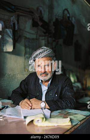 ©Thibault Savary / Le Pictorium/MAXPPP - Erbil 30/10/2019 Thibault Savary / Le Pictorium - 30/10/2019 - Irak / Kurdistan / Erbil - UN comptable posant pour un Portrait dans le Centre d'Erbil, au Kurdistan Irakien. / 30/10/2019 - Irak / Kurdistan / Erbil - Buchhalter für ein Porträt in Erbil, Irakisch-Kurdistan. Stockfoto