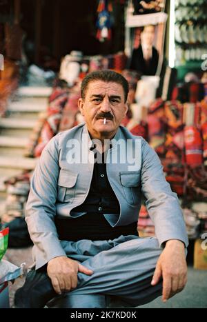 ©Thibault Savary / Le Pictorium/MAXPPP - Erbil 30/10/2019 Thibault Savary / Le Pictorium - 30/10/2019 - Irak / Kurdistan / Erbil - UN vendeur de Souvenirs et de tapis devant sa Boutique a Erbil. / 30/10/2019 - Irak / Kurdistan / Erbil - Ein Teppich- und Souvenirverkäufer vor seinem Laden, in Erbil. Stockfoto