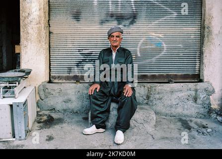 ©Thibault Savary / Le Pictorium/MAXPPP - Erbil 30/10/2019 Thibault Savary / Le Pictorium - 30/10/2019 - Irak / Kurdistan / Erbil - UN homme age, veteran, pose pour un Portrait a Duhok pres de la frontiere Syrienne. / 30/10/2019 - Irak / Kurdistan / Erbil - Ein langgealterter Mann posiert für ein Porträt in Duhok. Stockfoto