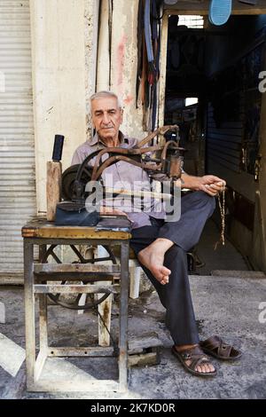 ©Thibault Savary / Le Pictorium/MAXPPP - Erbil 19/10/2019 Thibault Savary / Le Pictorium - 19/10/2019 - Irak / Kurdistan / Erbil - UN cordonnier Kurde traditionelle devant sa Boutique, a Erbil. / 19/10/2019 - Irak / Kurdistan / Erbil - Eine kurdische traditionelle Schuhreparatur vor seinem Laden, in Erbil. Stockfoto