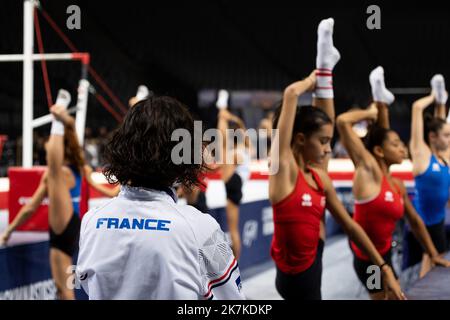 Mylene Deroche/IP3 - Dieses Foto zeigt junge französische Turner, die sich beim kostenlosen Trainingstag des internationalen Turniers in Frankreich 23. in der Accor Arena aufwärmen. In Paris, Frankreich, am 23. september 2022. Stockfoto