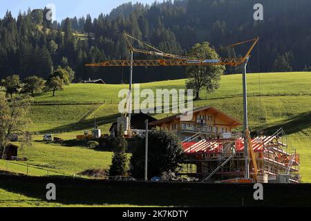 ©Francois Glories/MAXPPP - 23/09/2022 in der Schweiz besteht die Forderung, Photovoltaikmodule nicht nur für Neubauten, sondern auch für bestehende Gebäude verbindlich zu machen. Das Potenzial von Solarmodulen in der Schweiz ist enorm. Nach einer Studie des Bundesamts für Energie könnten bei der Installation von Solarmodulen auf den Dächern und Fassaden aller geeigneten Häuser des Landes jährlich 67 Terawattstunden Strom erzeugt werden. Das ist mehr, als die Schweiz derzeit verbraucht. Berner Überland Schweiz. September 23 2022. Stockfoto