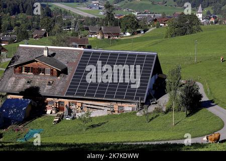 ©Francois Glories/MAXPPP - 23/09/2022 in der Schweiz besteht die Forderung, Photovoltaikmodule nicht nur für Neubauten, sondern auch für bestehende Gebäude verbindlich zu machen. Das Potenzial von Solarmodulen in der Schweiz ist enorm. Nach einer Studie des Bundesamts für Energie könnten bei der Installation von Solarmodulen auf den Dächern und Fassaden aller geeigneten Häuser des Landes jährlich 67 Terawattstunden Strom erzeugt werden. Das ist mehr, als die Schweiz derzeit verbraucht. Berner Überland Schweiz. September 23 2022. Stockfoto