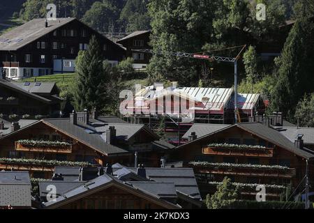 ©Francois Glories/MAXPPP - 23/09/2022 in der Schweiz besteht die Forderung, Photovoltaikmodule nicht nur für Neubauten, sondern auch für bestehende Gebäude verbindlich zu machen. Das Potenzial von Solarmodulen in der Schweiz ist enorm. Nach einer Studie des Bundesamts für Energie könnten bei der Installation von Solarmodulen auf den Dächern und Fassaden aller geeigneten Häuser des Landes jährlich 67 Terawattstunden Strom erzeugt werden. Das ist mehr, als die Schweiz derzeit verbraucht. Berner Überland Schweiz. September 23 2022. Stockfoto