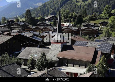 ©Francois Glories/MAXPPP - 23/09/2022 in der Schweiz besteht die Forderung, Photovoltaikmodule nicht nur für Neubauten, sondern auch für bestehende Gebäude verbindlich zu machen. Das Potenzial von Solarmodulen in der Schweiz ist enorm. Nach einer Studie des Bundesamts für Energie könnten bei der Installation von Solarmodulen auf den Dächern und Fassaden aller geeigneten Häuser des Landes jährlich 67 Terawattstunden Strom erzeugt werden. Das ist mehr, als die Schweiz derzeit verbraucht. Berner Überland Schweiz. September 23 2022. Stockfoto