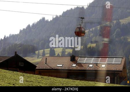 ©Francois Glories/MAXPPP - 23/09/2022 in der Schweiz besteht die Forderung, Photovoltaikmodule nicht nur für Neubauten, sondern auch für bestehende Gebäude verbindlich zu machen. Das Potenzial von Solarmodulen in der Schweiz ist enorm. Nach einer Studie des Bundesamts für Energie könnten bei der Installation von Solarmodulen auf den Dächern und Fassaden aller geeigneten Häuser des Landes jährlich 67 Terawattstunden Strom erzeugt werden. Das ist mehr, als die Schweiz derzeit verbraucht. Berner Überland Schweiz. September 23 2022. Stockfoto