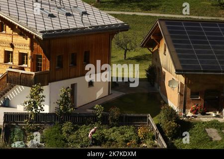 ©Francois Glories/MAXPPP - 23/09/2022 in der Schweiz besteht die Forderung, Photovoltaikmodule nicht nur für Neubauten, sondern auch für bestehende Gebäude verbindlich zu machen. Das Potenzial von Solarmodulen in der Schweiz ist enorm. Nach einer Studie des Bundesamts für Energie könnten bei der Installation von Solarmodulen auf den Dächern und Fassaden aller geeigneten Häuser des Landes jährlich 67 Terawattstunden Strom erzeugt werden. Das ist mehr, als die Schweiz derzeit verbraucht. Berner Überland Schweiz. September 23 2022. Stockfoto