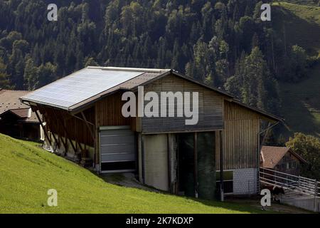 ©Francois Glories/MAXPPP - 23/09/2022 in der Schweiz besteht die Forderung, Photovoltaikmodule nicht nur für Neubauten, sondern auch für bestehende Gebäude verbindlich zu machen. Das Potenzial von Solarmodulen in der Schweiz ist enorm. Nach einer Studie des Bundesamts für Energie könnten bei der Installation von Solarmodulen auf den Dächern und Fassaden aller geeigneten Häuser des Landes jährlich 67 Terawattstunden Strom erzeugt werden. Das ist mehr, als die Schweiz derzeit verbraucht. Berner Überland Schweiz. September 23 2022. Stockfoto