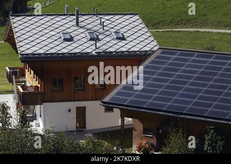 ©Francois Glories/MAXPPP - 23/09/2022 in der Schweiz besteht die Forderung, Photovoltaikmodule nicht nur für Neubauten, sondern auch für bestehende Gebäude verbindlich zu machen. Das Potenzial von Solarmodulen in der Schweiz ist enorm. Nach einer Studie des Bundesamts für Energie könnten bei der Installation von Solarmodulen auf den Dächern und Fassaden aller geeigneten Häuser des Landes jährlich 67 Terawattstunden Strom erzeugt werden. Das ist mehr, als die Schweiz derzeit verbraucht. Berner Überland Schweiz. September 23 2022. Stockfoto