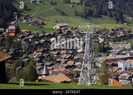 ©Francois Glories/MAXPPP - 23/09/2022 in der Schweiz besteht die Forderung, Photovoltaikmodule nicht nur für Neubauten, sondern auch für bestehende Gebäude verbindlich zu machen. Das Potenzial von Solarmodulen in der Schweiz ist enorm. Nach einer Studie des Bundesamts für Energie könnten bei der Installation von Solarmodulen auf den Dächern und Fassaden aller geeigneten Häuser des Landes jährlich 67 Terawattstunden Strom erzeugt werden. Das ist mehr, als die Schweiz derzeit verbraucht. Berner Überland Schweiz. September 23 2022. Stockfoto