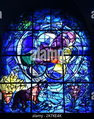 Chagall-Fenster aus Buntglas in der Abbell-Synagoge im Hadassah-Krankenhaus in Jerusalem. Stockfoto