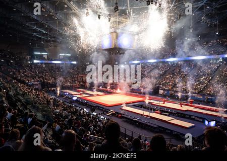 Mylen Deroche/IP3 - Dieses Foto zeigt die Startershow der Accor Arena zum Finale der Kunstturnen des internationalen französischen Turniers 23. in der Accor Arena. In Paris, Frankreich, am 25. september 2022. Stockfoto