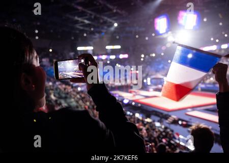 Mylen Deroche/IP3 - Dieses Foto zeigt Unterstützer, die Fotos machen und französische Flaggen schwenken, während der Startveranstaltung des Finales der Kunstturnen des internationalen Turniers 23. in der Accor Arena. In Paris, Frankreich, am 25. september 2022. Stockfoto