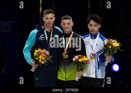 Mylene Deroche/IP3 - der kasachische Nariman Kurbanov (Silber), der irische Rhys Mc Clenaghan (Gold) und der taiwanesische Yu Jan Shiao (Bronze) posieren während der Siegerehrung des Männerpommelpferdes-Finales des internationalen französischen Turniers 23. in der Accor Arena. In Paris, Frankreich, am 25. september 2022. Stockfoto