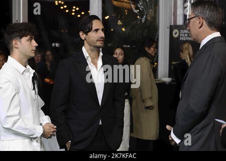 ©Francois Glories/MAXPPP - 26/09/2022 (L-R) die spanisch-argentinischen Schauspieler Juan Diego Botto und Christian Checa (Weltraumschuhe) besuchen die Fotozelle « en los Margenes » und sprechen mit Christian Jungen (Intendant ZFF) während des Zürcher Filmfestivals 18. im Kino Corso. Zürich Schweiz. September 26 2022. Stockfoto