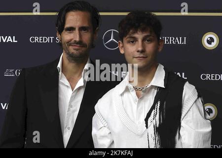 ©Francois Glories/MAXPPP - 26/09/2022 (L-R) die spanisch-argentinischen Schauspieler Juan Diego Botto und Christian Checa (Weltraumschuhe) besuchen die Fotozelle « en los Margenes » und sprechen mit Christian Jungen (Intendant ZFF) während des Zürcher Filmfestivals 18. im Kino Corso. Zürich Schweiz. September 26 2022. Stockfoto