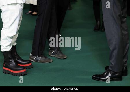 ©Francois Glories/MAXPPP - 26/09/2022 (L-R) die spanisch-argentinischen Schauspieler Juan Diego Botto und Christian Checa (Weltraumschuhe) besuchen die Fotozelle « en los Margenes » und sprechen mit Christian Jungen (Intendant ZFF) während des Zürcher Filmfestivals 18. im Kino Corso. Zürich Schweiz. September 26 2022. Stockfoto