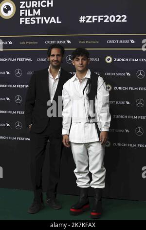 ©Francois Glories/MAXPPP - 26/09/2022 (L-R) die spanisch-argentinischen Schauspieler Juan Diego Botto und Christian Checa (Weltraumschuhe) besuchen die Fotozelle « en los Margenes » und sprechen mit Christian Jungen (Intendant ZFF) während des Zürcher Filmfestivals 18. im Kino Corso. Zürich Schweiz. September 26 2022. Stockfoto