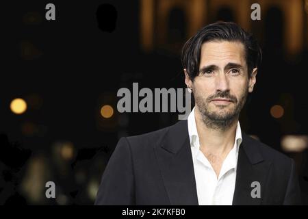 ©Francois Glories/MAXPPP - 26/09/2022 (L-R) die spanisch-argentinischen Schauspieler Juan Diego Botto und Christian Checa (Weltraumschuhe) besuchen die Fotozelle « en los Margenes » und sprechen mit Christian Jungen (Intendant ZFF) während des Zürcher Filmfestivals 18. im Kino Corso. Zürich Schweiz. September 26 2022. Stockfoto