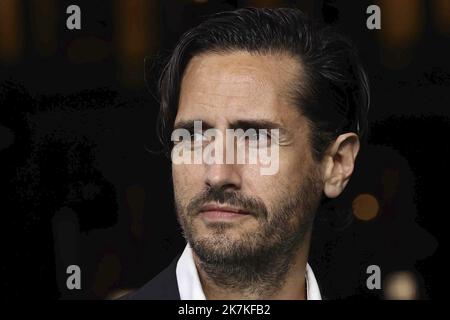 ©Francois Glories/MAXPPP - 26/09/2022 (L-R) die spanisch-argentinischen Schauspieler Juan Diego Botto und Christian Checa (Weltraumschuhe) besuchen die Fotozelle « en los Margenes » und sprechen mit Christian Jungen (Intendant ZFF) während des Zürcher Filmfestivals 18. im Kino Corso. Zürich Schweiz. September 26 2022. Stockfoto