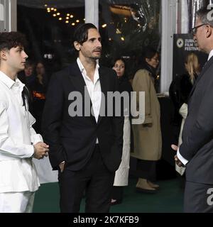 ©Francois Glories/MAXPPP - 26/09/2022 (L-R) die spanisch-argentinischen Schauspieler Juan Diego Botto und Christian Checa (Weltraumschuhe) besuchen die Fotozelle « en los Margenes » und sprechen mit Christian Jungen (Intendant ZFF) während des Zürcher Filmfestivals 18. im Kino Corso. Zürich Schweiz. September 26 2022. Stockfoto