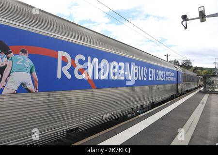 ©Mourad ALLILI/MAXPPP - 28/09/2022 Bourgoin jallieu le 28/09/2022 : La Coupe du monde de Rugby en France approche a un an de son organiization, un train sillonne les gares des villes hotes pour promouvoir l’evenement et le Rugby depuis le 21 juillet. ICI en photo l arrivee du train en gare de Bourgoin jallieu pour une journee d Animation et de fete autour du Rugby et la coupé du monde - die Rugby-Weltmeisterschaft in Frankreich rückt näher. Seit einem Jahr nach seiner Organisation durchquert ein Zug die Bahnhöfe der Gastgeberstädte, um die Veranstaltung und das Rugby seit Juli 21 zu fördern. Hier die Ankunft von Stockfoto