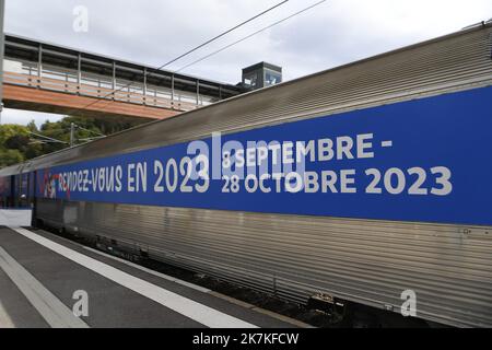 ©Mourad ALLILI/MAXPPP - 28/09/2022 Bourgoin jallieu le 28/09/2022 : La Coupe du monde de Rugby en France approche a un an de son organiization, un train sillonne les gares des villes hotes pour promouvoir l’evenement et le Rugby depuis le 21 juillet. ICI en photo l arrivee du train en gare de Bourgoin jallieu pour une journee d Animation et de fete autour du Rugby et la coupé du monde - die Rugby-Weltmeisterschaft in Frankreich rückt näher. Seit einem Jahr nach seiner Organisation durchquert ein Zug die Bahnhöfe der Gastgeberstädte, um die Veranstaltung und das Rugby seit Juli 21 zu fördern. Hier die Ankunft von Stockfoto