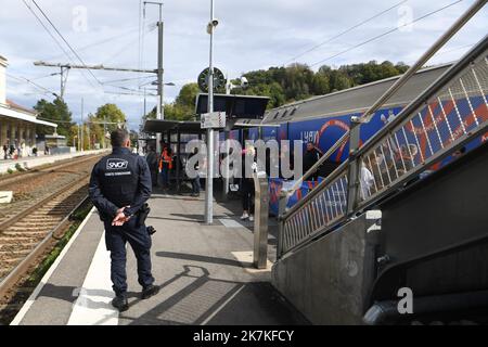 ©Mourad ALLILI/MAXPPP - 28/09/2022 Bourgoin jallieu le 28/09/2022 : La Coupe du monde de Rugby en France approche a un an de son organiization, un train sillonne les gares des villes hotes pour promouvoir l‚Äôevenement et le Rugby depuis le 21 juillet. ICI en photo l arrivee du train en gare de Bourgoin jallieu pour une journee d Animation et de fete autour du Rugby et la coupé du monde - die Rugby-Weltmeisterschaft in Frankreich rückt näher. Seit einem Jahr nach seiner Organisation durchquert ein Zug die Bahnhöfe der Gastgeberstädte, um die Veranstaltung und das Rugby seit Juli 21 zu fördern. Hier die Ankunft Stockfoto