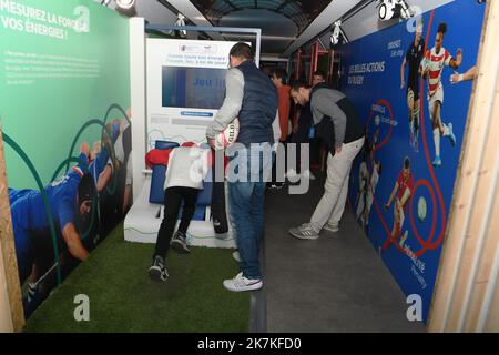 ©Mourad ALLILI/MAXPPP - 28/09/2022 Bourgoin jallieu le 28/09/2022 : La Coupe du monde de Rugby en France approche a un an de son organiization, un train sillonne les gares des villes hotes pour promouvoir l’evenement et le Rugby depuis le 21 juillet. ICI en photo l arrivee du train en gare de Bourgoin jallieu pour une journee d Animation et de fete autour du Rugby et la coupé du monde - die Rugby-Weltmeisterschaft in Frankreich rückt näher. Seit einem Jahr nach seiner Organisation durchquert ein Zug die Bahnhöfe der Gastgeberstädte, um die Veranstaltung und das Rugby seit Juli 21 zu fördern. Hier die Ankunft von Stockfoto