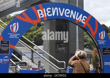 ©Mourad ALLILI/MAXPPP - 28/09/2022 Bourgoin jallieu le 28/09/2022 : La Coupe du monde de Rugby en France approche a un an de son organiization, un train sillonne les gares des villes hotes pour promouvoir l‚Äôevenement et le Rugby depuis le 21 juillet. ICI en photo l arrivee du train en gare de Bourgoin jallieu pour une journee d Animation et de fete autour du Rugby et la coupé du monde - die Rugby-Weltmeisterschaft in Frankreich rückt näher. Seit einem Jahr nach seiner Organisation durchquert ein Zug die Bahnhöfe der Gastgeberstädte, um die Veranstaltung und das Rugby seit Juli 21 zu fördern. Hier die Ankunft Stockfoto