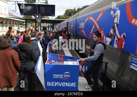 ©Mourad ALLILI/MAXPPP - 28/09/2022 Bourgoin jallieu le 28/09/2022 : La Coupe du monde de Rugby en France approche a un an de son organiization, un train sillonne les gares des villes hotes pour promouvoir l’evenement et le Rugby depuis le 21 juillet. ICI en photo l arrivee du train en gare de Bourgoin jallieu pour une journee d Animation et de fete autour du Rugby et la coupé du monde - die Rugby-Weltmeisterschaft in Frankreich rückt näher. Seit einem Jahr nach seiner Organisation durchquert ein Zug die Bahnhöfe der Gastgeberstädte, um die Veranstaltung und das Rugby seit Juli 21 zu fördern. Hier die Ankunft von Stockfoto