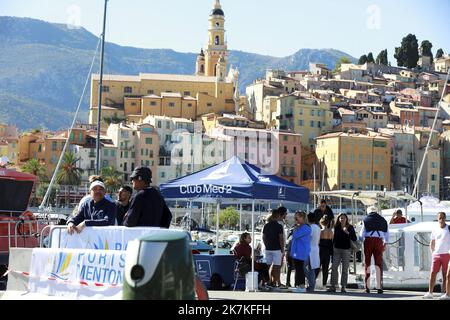 ©PHOTOPQR/NICE MATIN/Dylan Meiffret ; Menton ; 28/09/2022 ; Le Club Med II, plus Grand voilier de Croisière 5 mats au monde s'est amaré au large du Port de Menton ce mercredi . - Club Med 2 ist ein computergesteuerter fünfmastiger Staysail-Schoner, der im Besitz und betrieben von Club Med ist und als Kreuzschiff betrieben wird. Hier in Menton, Frankreich, 29. September 2022 Stockfoto