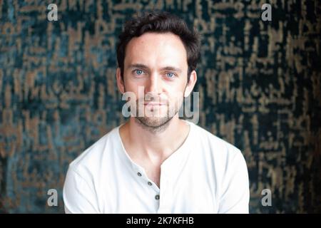 ©PHOTOPQR/OUEST FRANCE/Mathieu Pattier / Ouest France ; Dinard ; 29/09/2022 ; Festival du cinéma britannique à Dinard en Bretagne. Photo Call des membres du Jury à l'Hôtel Thalasso Emeria. L'acteur George Blagden . - Dinard British Film Festival Frankreich, 29 2022. September Stockfoto