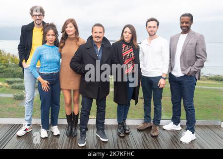 ©PHOTOPQR/OUEST FRANCE/Mathieu Pattier / Ouest France ; Dinard ; 29/09/2022 ; Festival du cinéma britannique à Dinard en Bretagne. Photo Call des membres du Jury à l'Hôtel Thalasso Emeria. Le Jury dirigé par José Garcia. Les membres du Jury, Oulaya Amamra, George Blagden, Sofia Essaïdi, Hugo Gélin, Adrian Lester, Alice Pol . - Dinard British Film Festival Frankreich, 29 2022. September Stockfoto