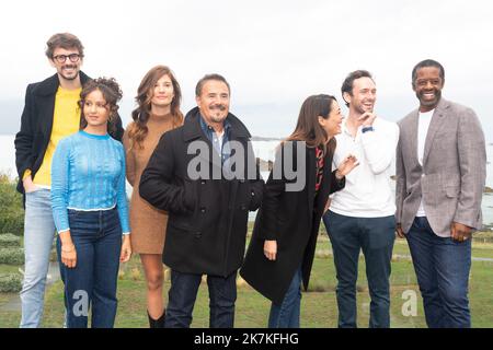 ©PHOTOPQR/OUEST FRANCE/Mathieu Pattier / Ouest France ; Dinard ; 29/09/2022 ; Festival du cinéma britannique à Dinard en Bretagne. Photo Call des membres du Jury à l'Hôtel Thalasso Emeria. Le Jury dirigé par José Garcia. Les membres du Jury, Oulaya Amamra, George Blagden, Sofia Essaïdi, Hugo Gélin, Adrian Lester, Alice Pol . - Dinard British Film Festival Frankreich, 29 2022. September Stockfoto