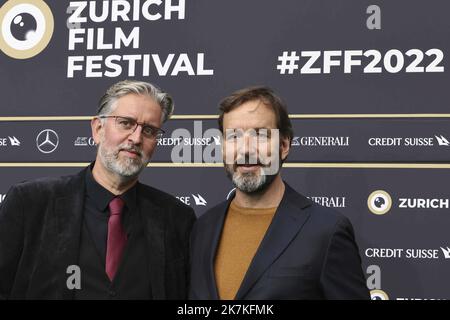 ©Francois Glories/MAXPPP - 30/09/2022 (L-R) Andreas Roald, Dan Wechsler, Laurent Negre, Michael Neuenschwander, Peter Wyssbrod, Manuela Biedermann, Yann Philipona und Clea Eden besuchen die Fotocolo 'A Forgotten man' während des Zürcher Filmfestivals 18. im Kino Corso in Zürich, Schweiz. September 29 2022. Stockfoto