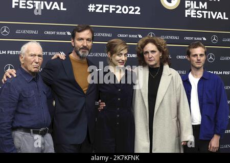 ©Francois Glories/MAXPPP - 30/09/2022 (L-R) Andreas Roald, Dan Wechsler, Laurent Negre, Michael Neuenschwander, Peter Wyssbrod, Manuela Biedermann, Yann Philipona und Clea Eden besuchen die Fotocolo 'A Forgotten man' während des Zürcher Filmfestivals 18. im Kino Corso in Zürich, Schweiz. September 29 2022. Stockfoto