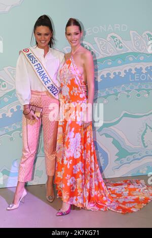 ©Pierre Teyssot/MAXPPP ; Leonard Paris : Runway - Paris Fashion Week - Damenmode Frühjahr/Sommer 2023. Paris, Frankreich am 30. September 2022. Diane Leyre (Miss Frankreich) und Amandine Petit Â© Pierre Teyssot / Maxppp Stockfoto