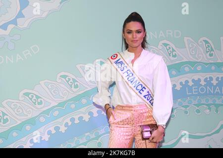 ©Pierre Teyssot/MAXPPP ; Leonard Paris : Runway - Paris Fashion Week - Damenmode Frühjahr/Sommer 2023. Paris, Frankreich am 30. September 2022. Diane Leyre (Miss Frankreich) Â© Pierre Teyssot / Maxppp Stockfoto