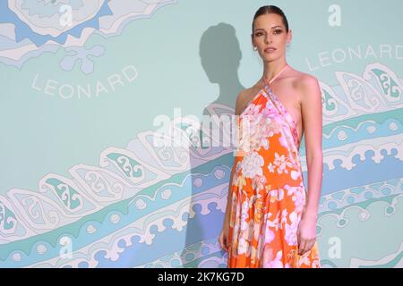 ©Pierre Teyssot/MAXPPP ; Leonard Paris : Runway - Paris Fashion Week - Damenmode Frühjahr/Sommer 2023. Paris, Frankreich am 30. September 2022. Amandine Petit Â© Pierre Teyssot / Maxppp Stockfoto